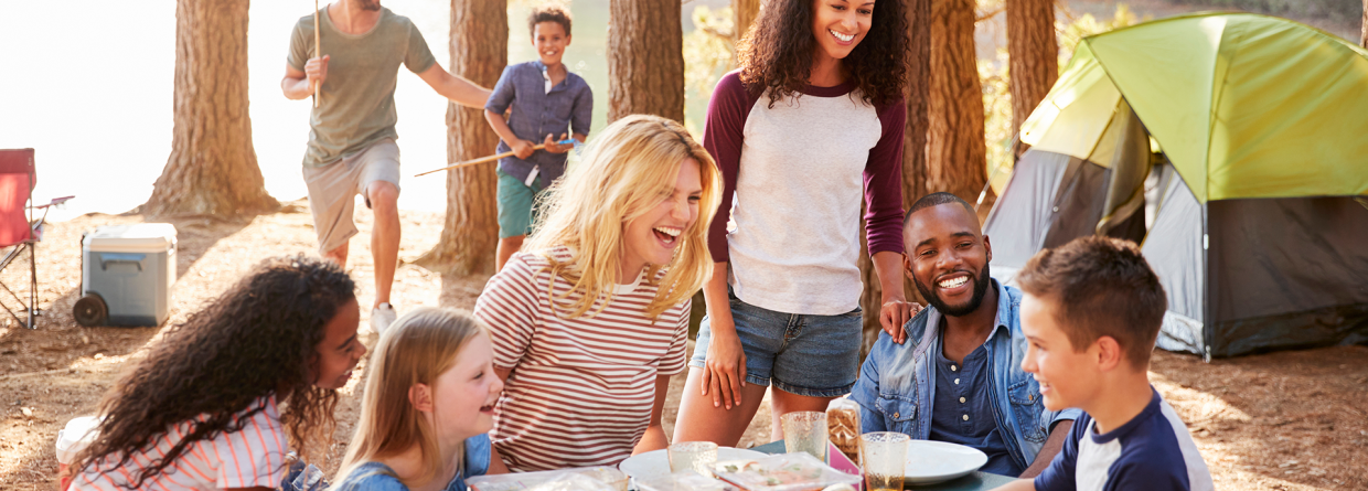 Familie en vrienden op een camping bij elkaar