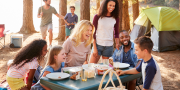 Familie en vrienden op een camping bij elkaar