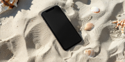 Offline telefoon op een strand met schelpen