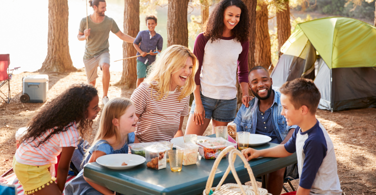 Familie en vrienden op een camping bij elkaar