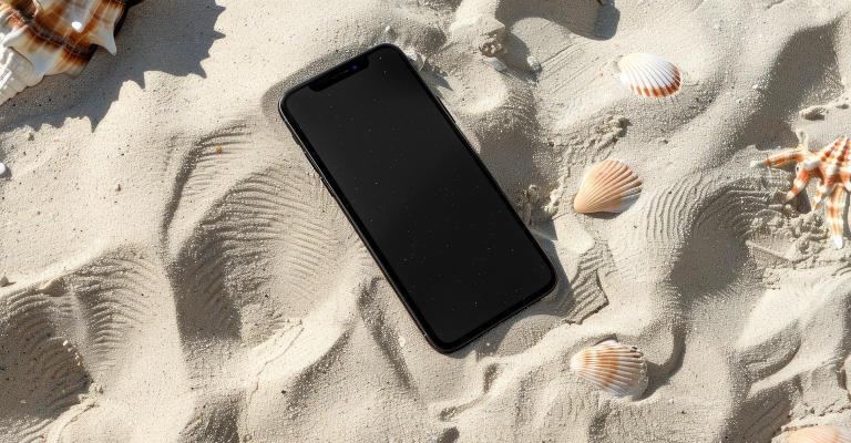 Offline telefoon op een strand met schelpen
